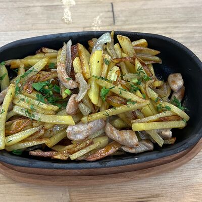 Жарёха по-домашнему со свининой и грибами в Khaan baikal по цене 680 ₽