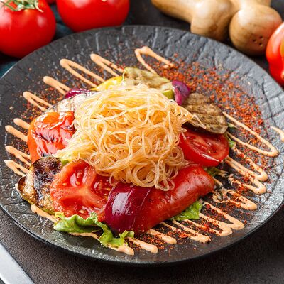 Салат с печеными овощами и фунчозой в Dada по цене 450 ₽