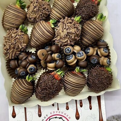 Набор Berry & Choco в Мир клубники в шоколаде по цене 3950 ₽