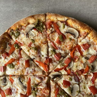 Пицца Овощная с песто в Ohra по цене 742 ₽