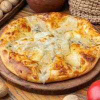 Хачапури с грушей, горгонзолой и медом в Дэда