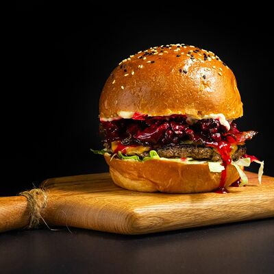 Бургер пряная вишня в Фуди Люди по цене 789 ₽