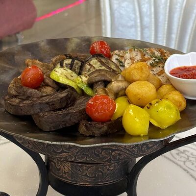 Медальоны из говядины, свиной шеи и индейки в Crystal по цене 3490 ₽