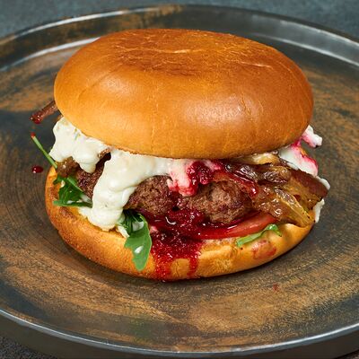 Блю чиз бургер с брусничным соусом в From по цене 950 ₽