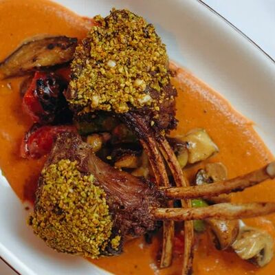 Каре ягненка с рататуем на огне в соусе ромеско в Роланд по цене 1620 ₽