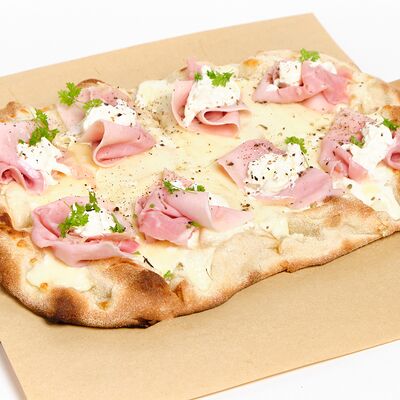 Пицца с окороком и страчателлой в Ciro bistro по цене 1100 ₽