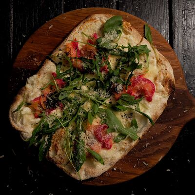 Римская пицца с лососем и каперсами в Крафтер по цене 1000 ₽