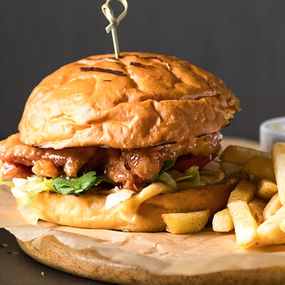 Бургер с пикантной курицей в Mesto Sushi & Grill по цене 420