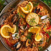 Паэлья с морепродуктами, шафраном и овощами в Барслона