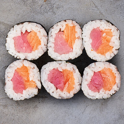 Ролл с тунцом и лососем в Gaijin по цене 710 ₽