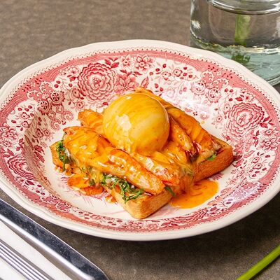 Камчатский краб на нежном хлебе с яйцом пашот в Breakfast House по цене 1560 ₽