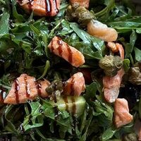 Салат с жареным лососем и авокадо в Bella Strada