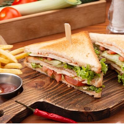 Сэндвич с курицей в ЧиллДОМ по цене 495 ₽