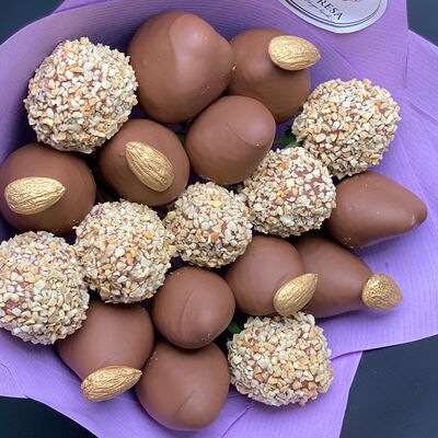 Букет из клубники в шоколаде Сладкий ирис в Mosfresa по цене 3590