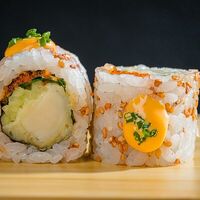 Ролл из гребешка в темпуре со шпинатом и тобико в Yellowfin Sushi