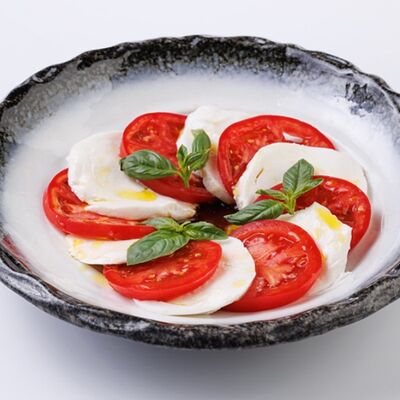 Капрезе с моцареллой в Rose Bar Crocus City по цене 1050 ₽