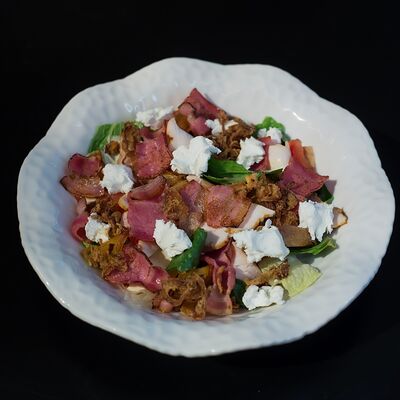 Салат с цыпленком, беконом, картофелем-беби и луком фри в Филин по цене 495 ₽