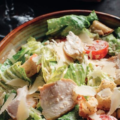 Салат Цезарь с курицей в О`Briens по цене 504 ₽