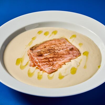 Крем-суп из цветной капусты, обжаренный лосось в Mates Bistro по цене 850 ₽