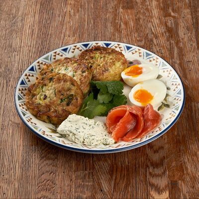 Драники из цукини и картофеля с яйцом и форелью в Дзамико по цене 720 ₽