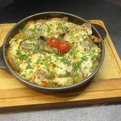 Сковородка с томленым ягнёнком в Лось Лосось по цене 1050 ₽