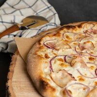 Пицца Чиполле со сливочным луком и беконом в Пицца и Паста