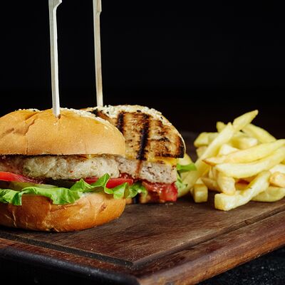 Куриный бургер с картофелем фри в Таксиммайдан по цене 980 ₽