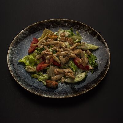 Салат с морепродуктами в Шашлычный дворик по цене 690 ₽