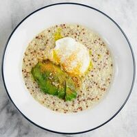 Киноа, авокадо и яйцо пашот в KUZNYA Cafe