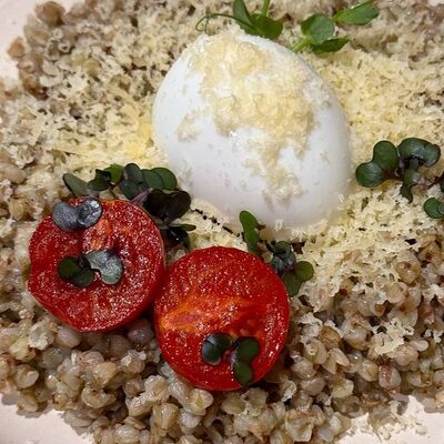 Зеленая греча с яйцом пашот под пармезаном в Kraffin Bakery по цене 367 ₽