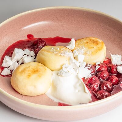 Сырники с вишней и сметаной в Lilian's cafe по цене 490 ₽