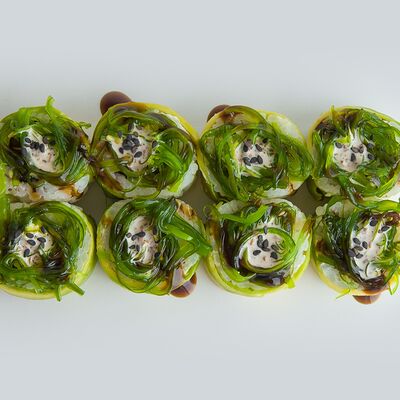 Ролл с лососем и авокадо в Mad Chicken по цене 680 ₽