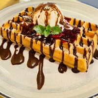 Вафля с шоколадным кремом и ягодами в Миндаль Coffee & Food