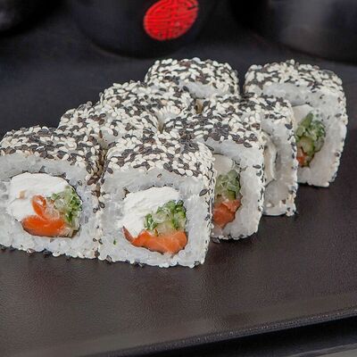 Ролл Аляска со свежим лососем в сливочном сыре и кунжуте в Fast Япония Premium Sushi по цене 472 ₽