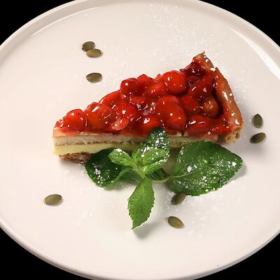 Торт клубничный в Beer & Fire Grill по цене 497 ₽