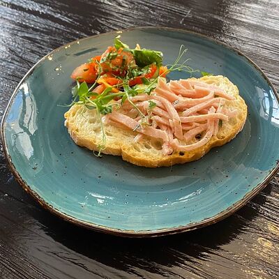 Чиабатта с ветчиной и овощами в Длинный нос по цене 200 ₽