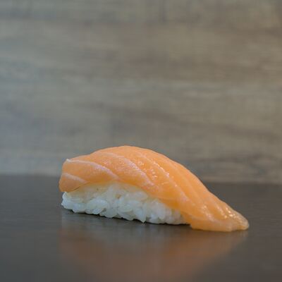 Суши с лососем в СУШИKING по цене 149 ₽