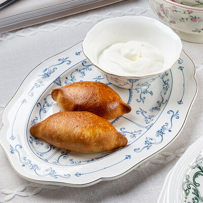 Пирожки с капустой и копчёной сметанойв Lores по цене 250 ₽