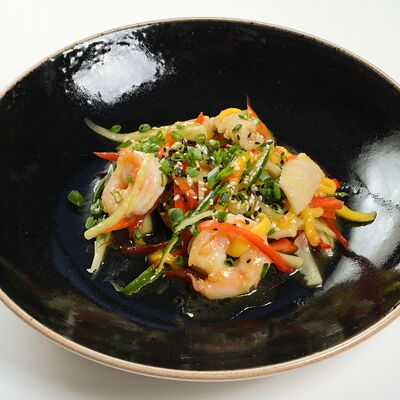 Салат с кальмаром, креветками и манго в БамБуши по цене 545