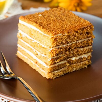 Медовик с грецким орехом в Дункан по цене 350 ₽