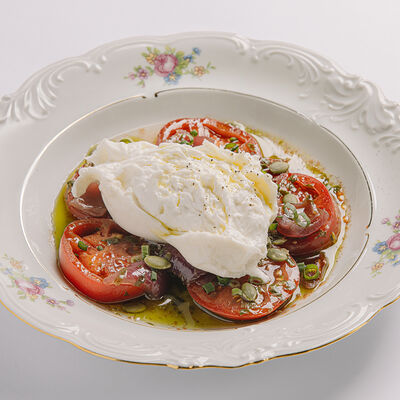 Буррата и помидоры с маринованным красным луком и ароматным маслом в Saviv по цене 1480 ₽