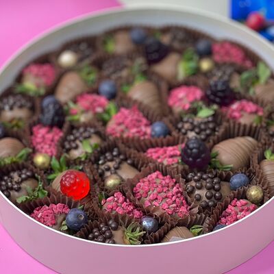 Круглая подарочная композиция из клубники в молочном шоколаде L в Cosmoberry по цене 5480 ₽