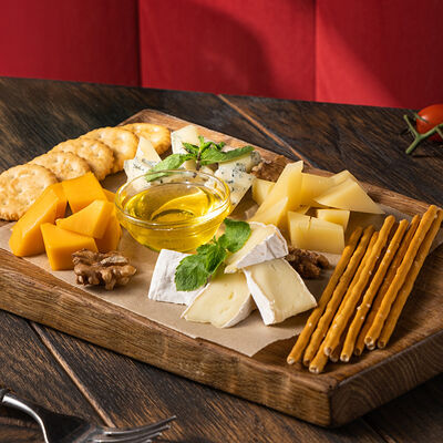 Сырная тарелка к вину в Kinza по цене 905 ₽