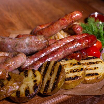 Колбасное ассорти в Кнедлик по цене 2420 ₽