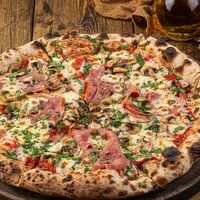 Пицца с ветчиной из индейки и грибами в Сыроварня