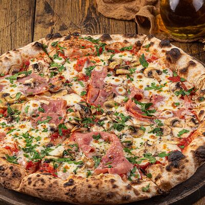 Пицца с ветчиной из индейки и грибами в Сыроварня по цене 1090 ₽