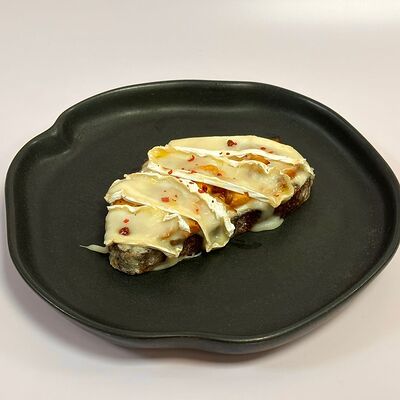 Брускетта с лисичками и трюфельным сыром в Двор Помидор по цене 450