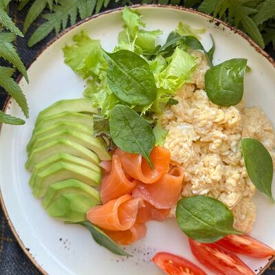 Скрембл со слабосоленой семгой в Корица по цене 785 ₽