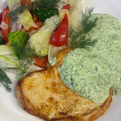 Стейк из куриной грудки и соусом из шпината в Геология по цене 550 ₽