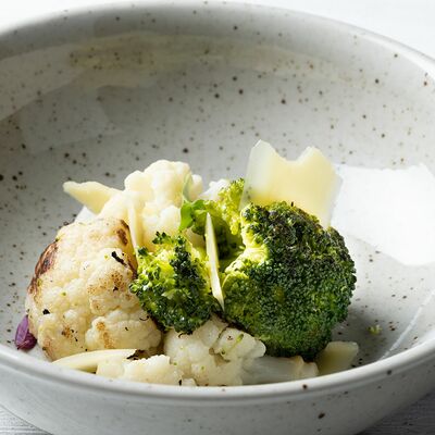 Брокколи и цветная капуста с пармезаном в На речке по цене 340 ₽